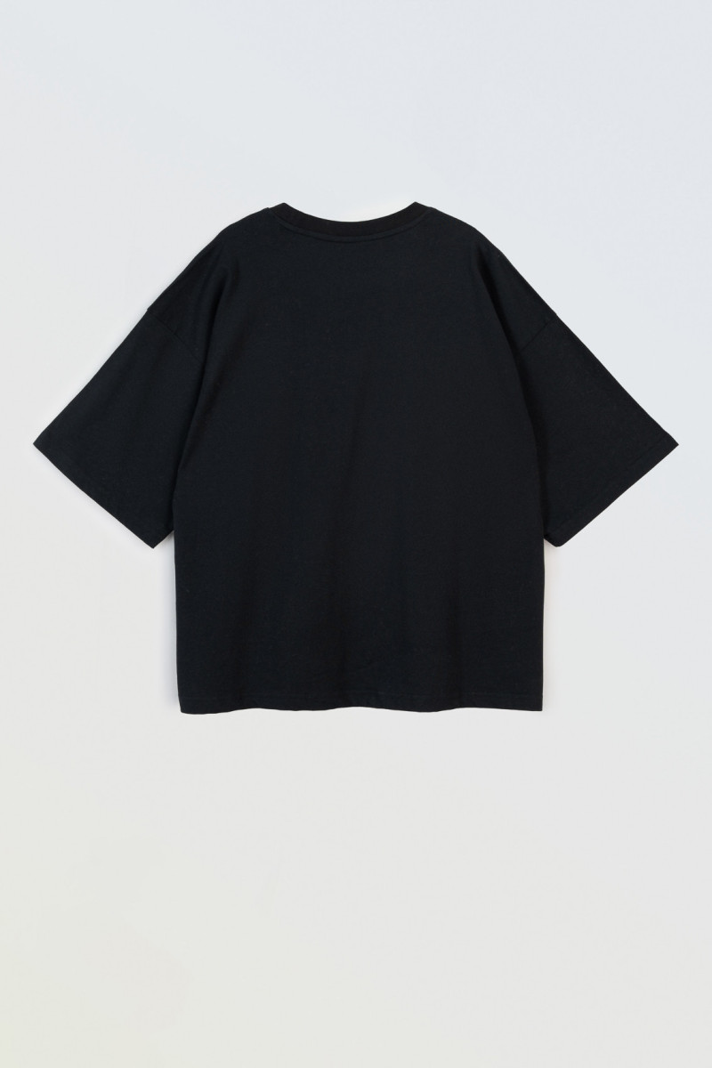 Czarny t-shirt z autorską grafiką z przodu ozdobiony haftem