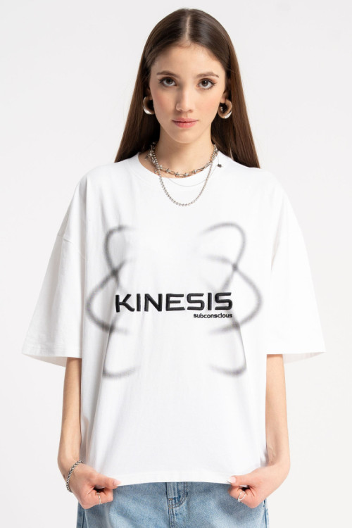 Biały t-shirt z autorską grafiką z przodu