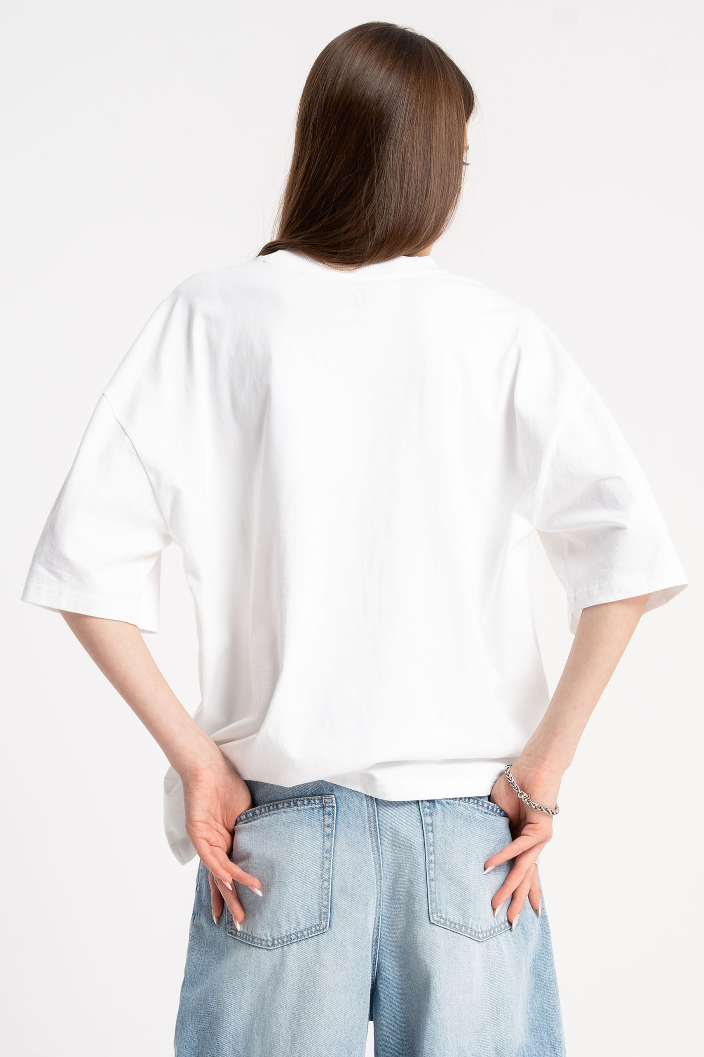 Biały t-shirt z autorską grafiką z przodu