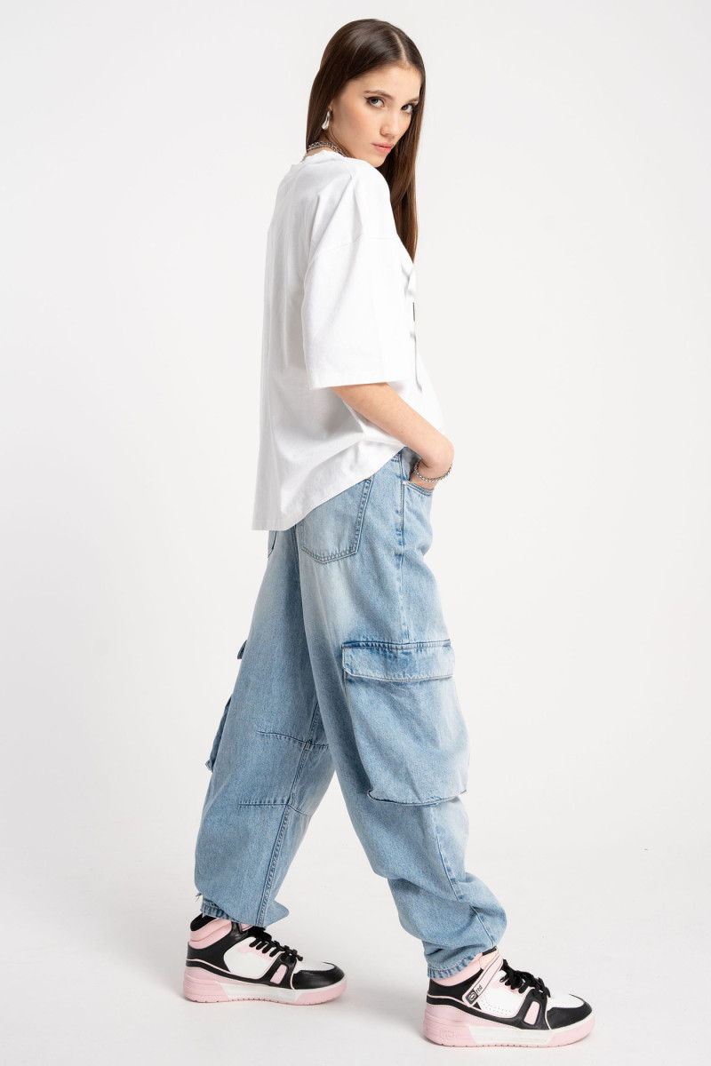 Biały t-shirt z autorską grafiką z przodu, biały