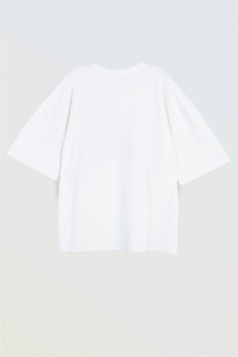 Biały t-shirt z autorską grafiką z przodu