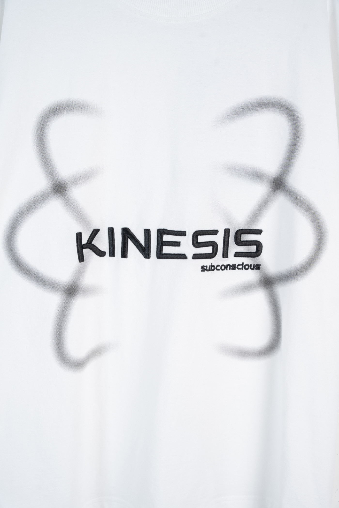 Biały t-shirt z autorską grafiką z przodu