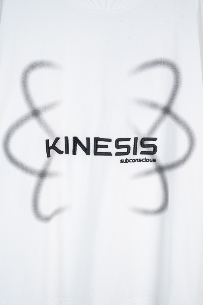 Biały t-shirt z autorską grafiką z przodu