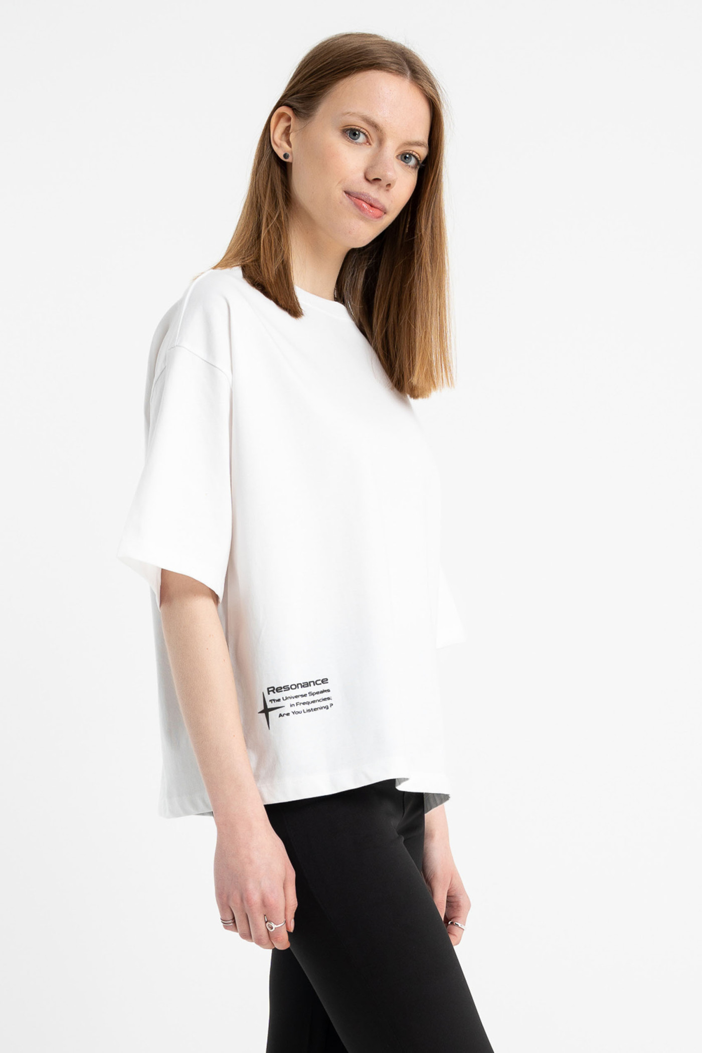 Biały t-shirt BOXY z autorską grafiką z tyłu