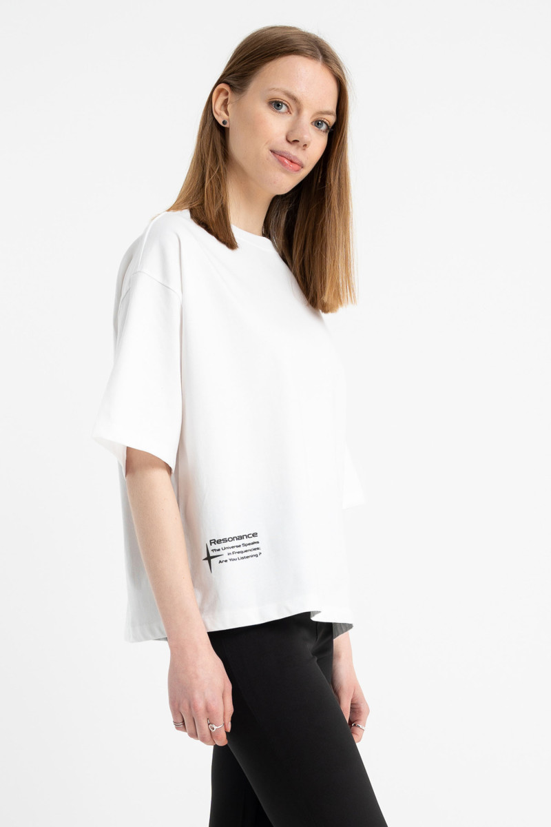 Biały t-shirt BOXY z autorską grafiką z tyłu