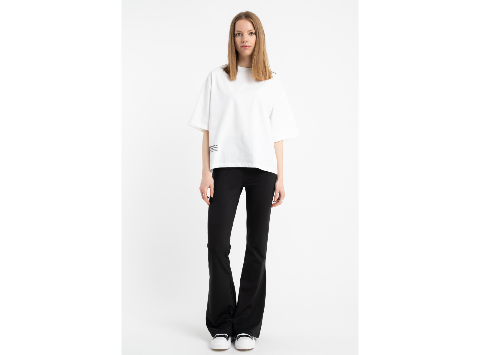 Biały t-shirt BOXY z autorską grafiką z tyłu
