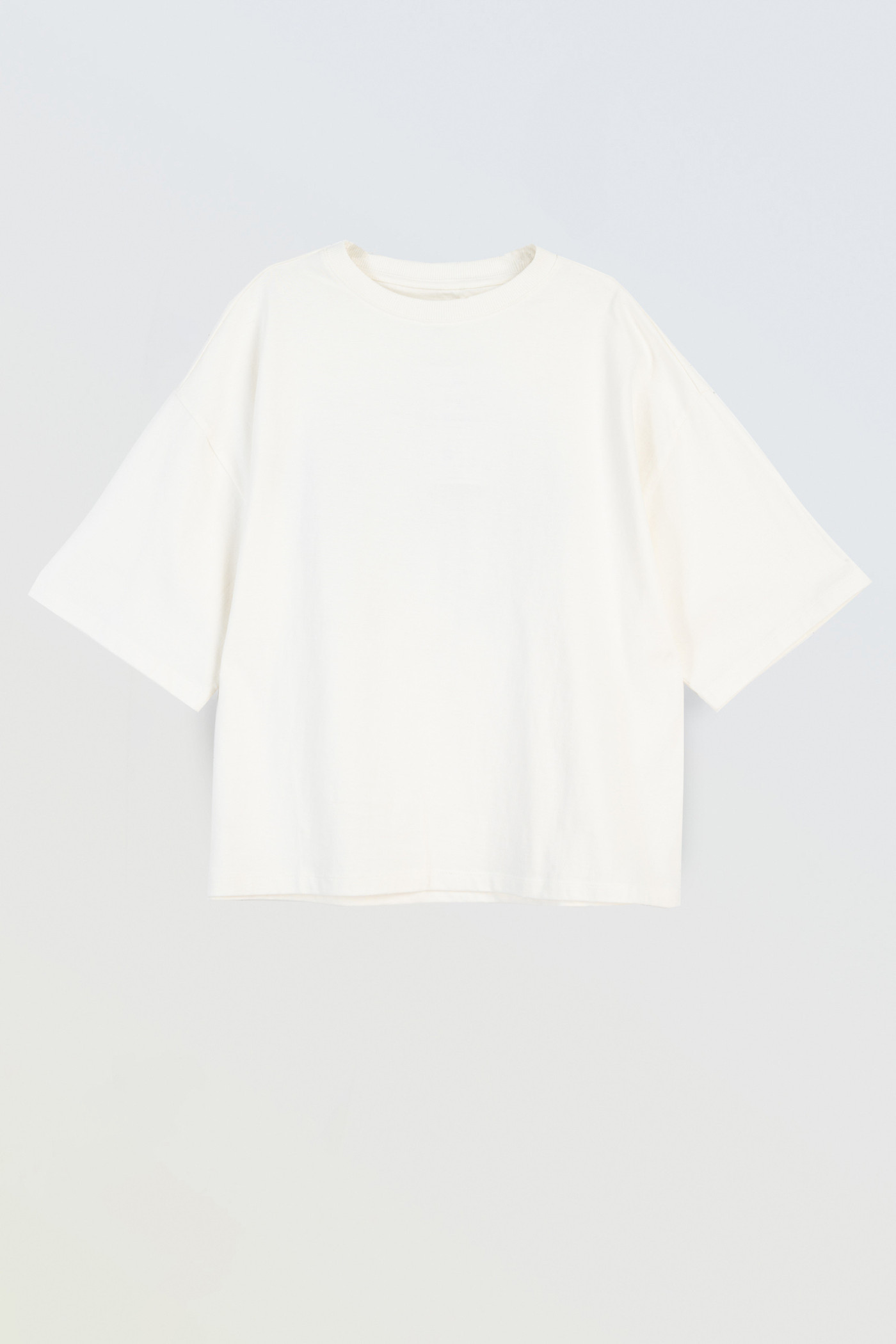 Biały t-shirt z autorską grafiką z tyłu
