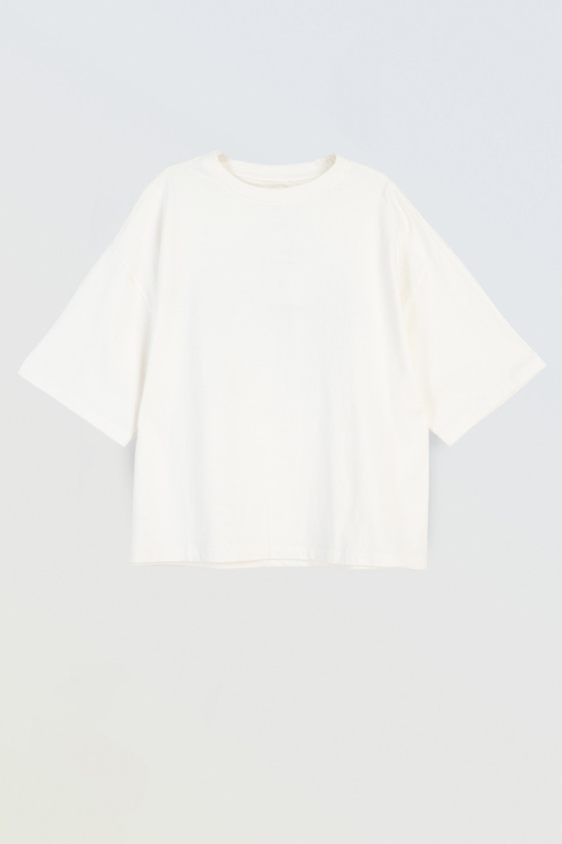 Biały t-shirt z autorską grafiką z tyłu