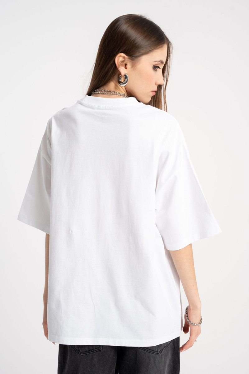 Biały t-shirt z autorską grafiką z przodu
