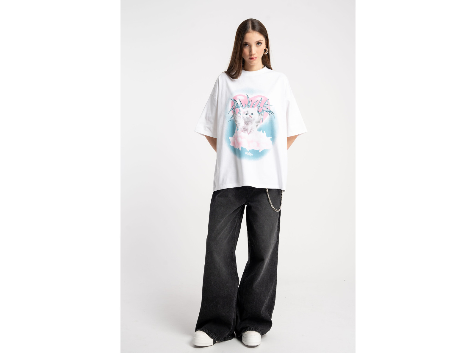 Biały t-shirt z autorską grafiką z przodu