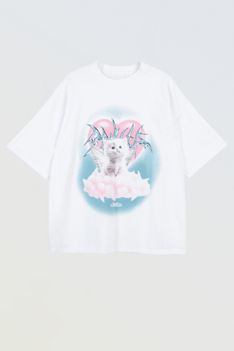 Biały t-shirt z autorską grafiką z przodu