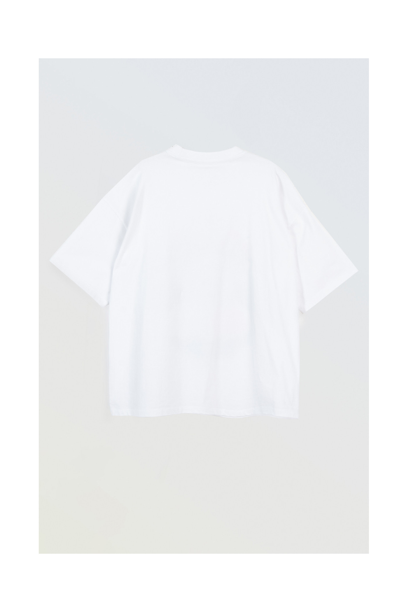 Biały t-shirt z autorską grafiką z przodu