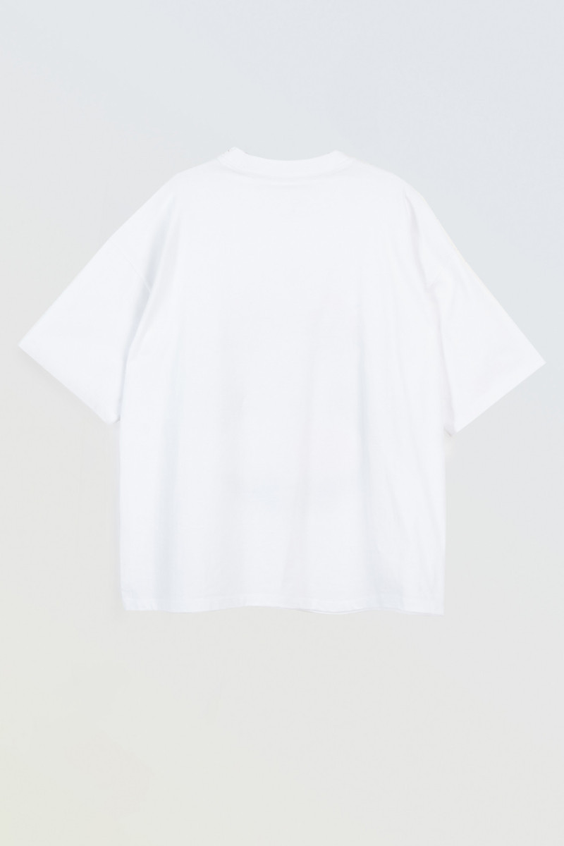 Biały t-shirt z autorską grafiką z przodu