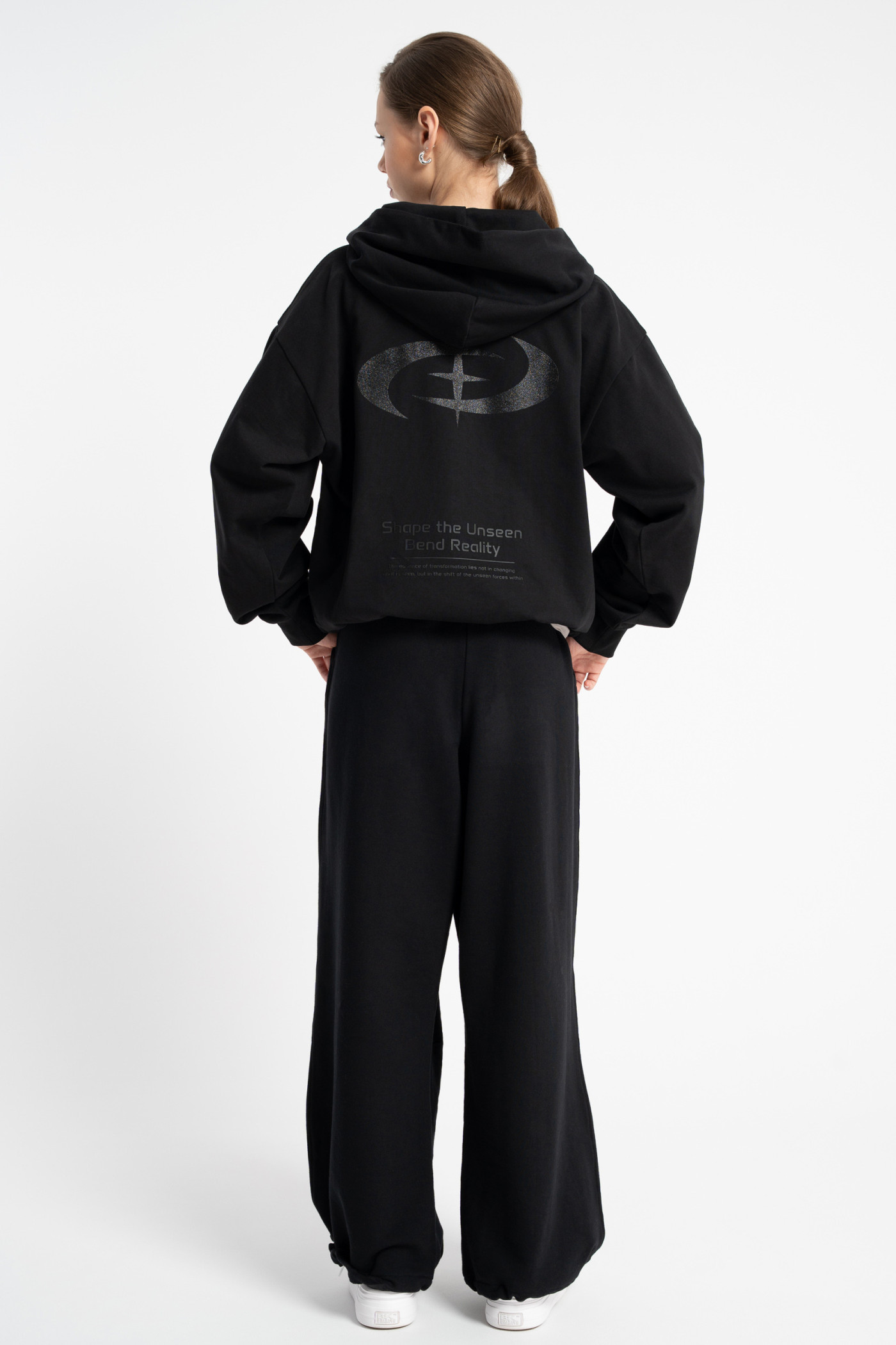 Czarna bluza REGULAR z kapturem z autorską grafiką z tyłu