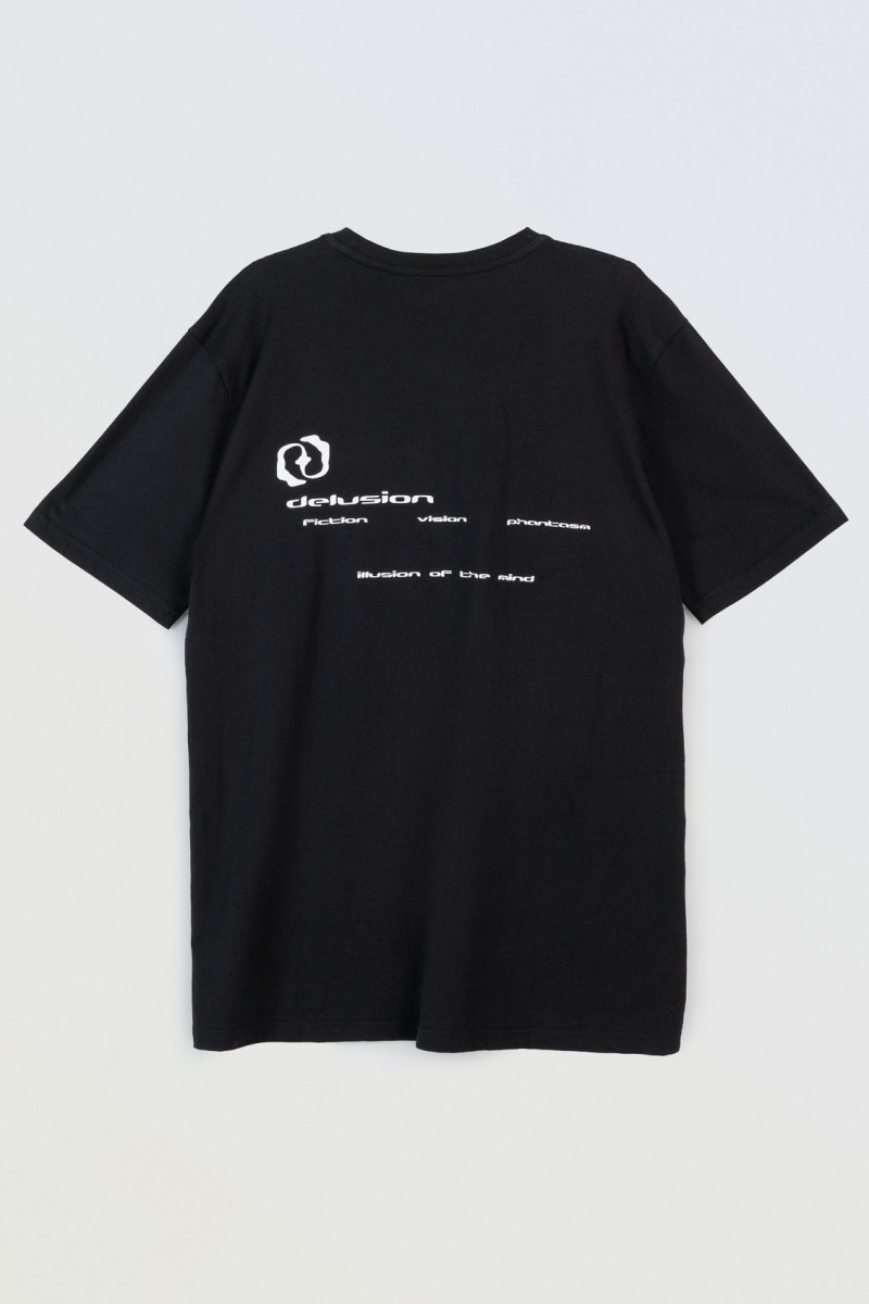 Czarny t-shirt z kontrastowym nadrukiem