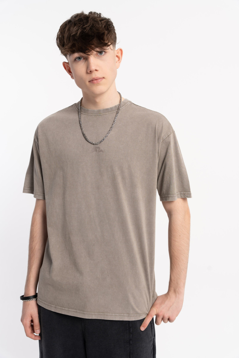 Beżowy t-shirt z efektem sprania