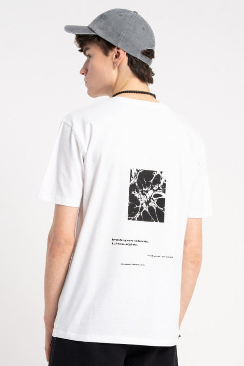 Biały t-shirt z autorską grafiką z tyłu