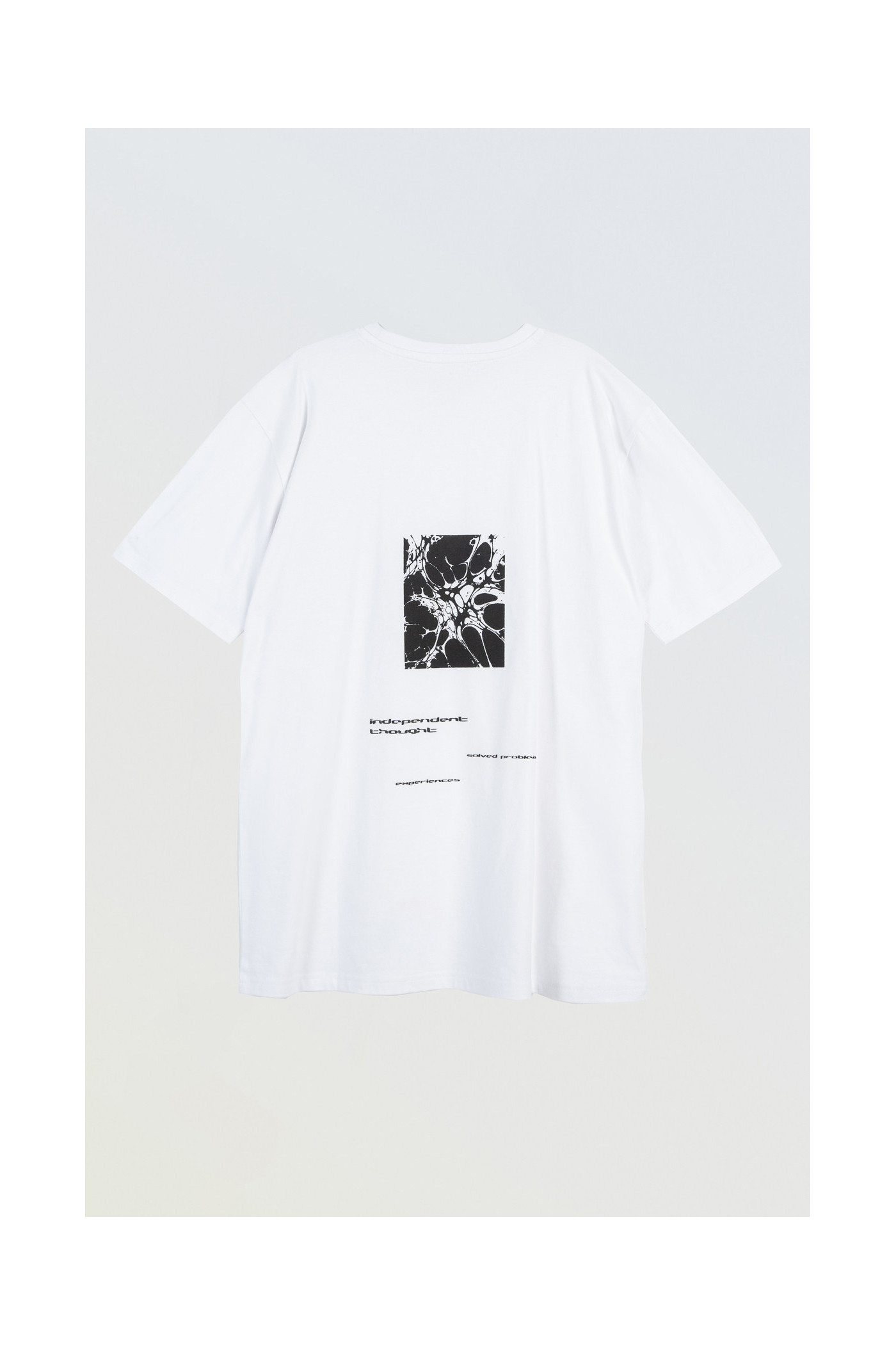 Biały t-shirt z autorską grafiką z tyłu