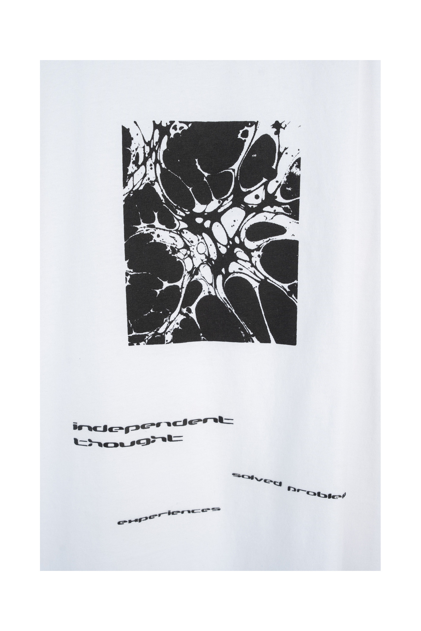 Biały t-shirt z autorską grafiką z tyłu