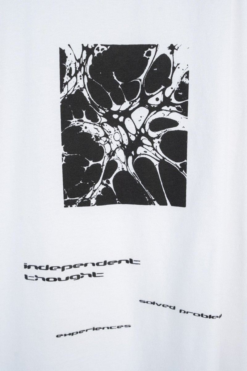 Biały t-shirt z autorską grafiką z tyłu
