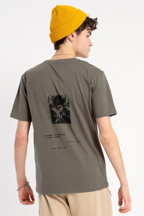 Khaki t-shirt z autorską grafiką z tyłu