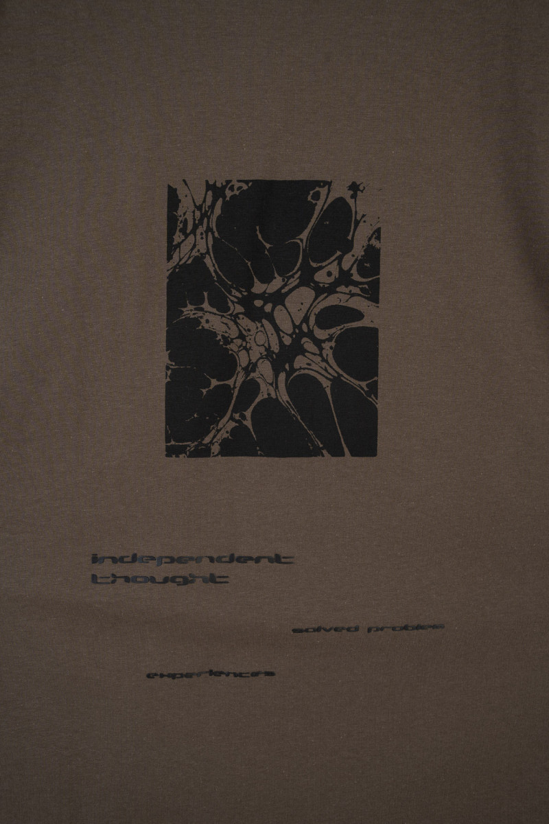 Khaki t-shirt z autorską grafiką z tyłu