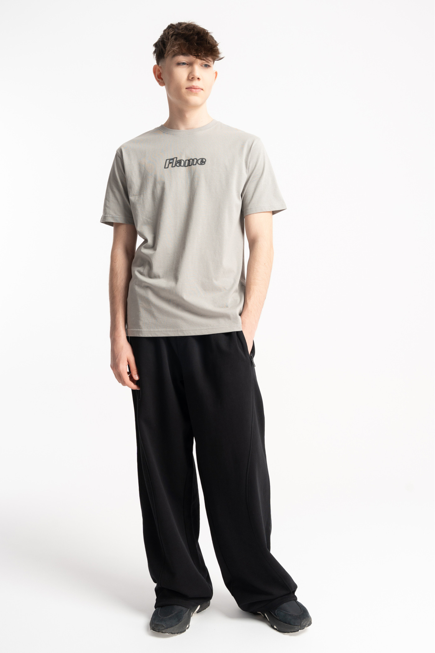 Czarne spodnie dresowe OVERSIZE z modnymi cięciami