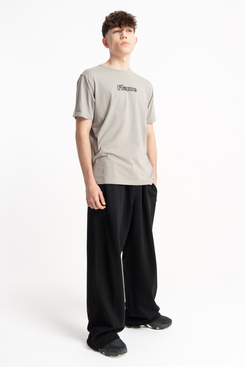 Czarne spodnie dresowe z szerokimi nogawkami z modnymi cięciami, czarny