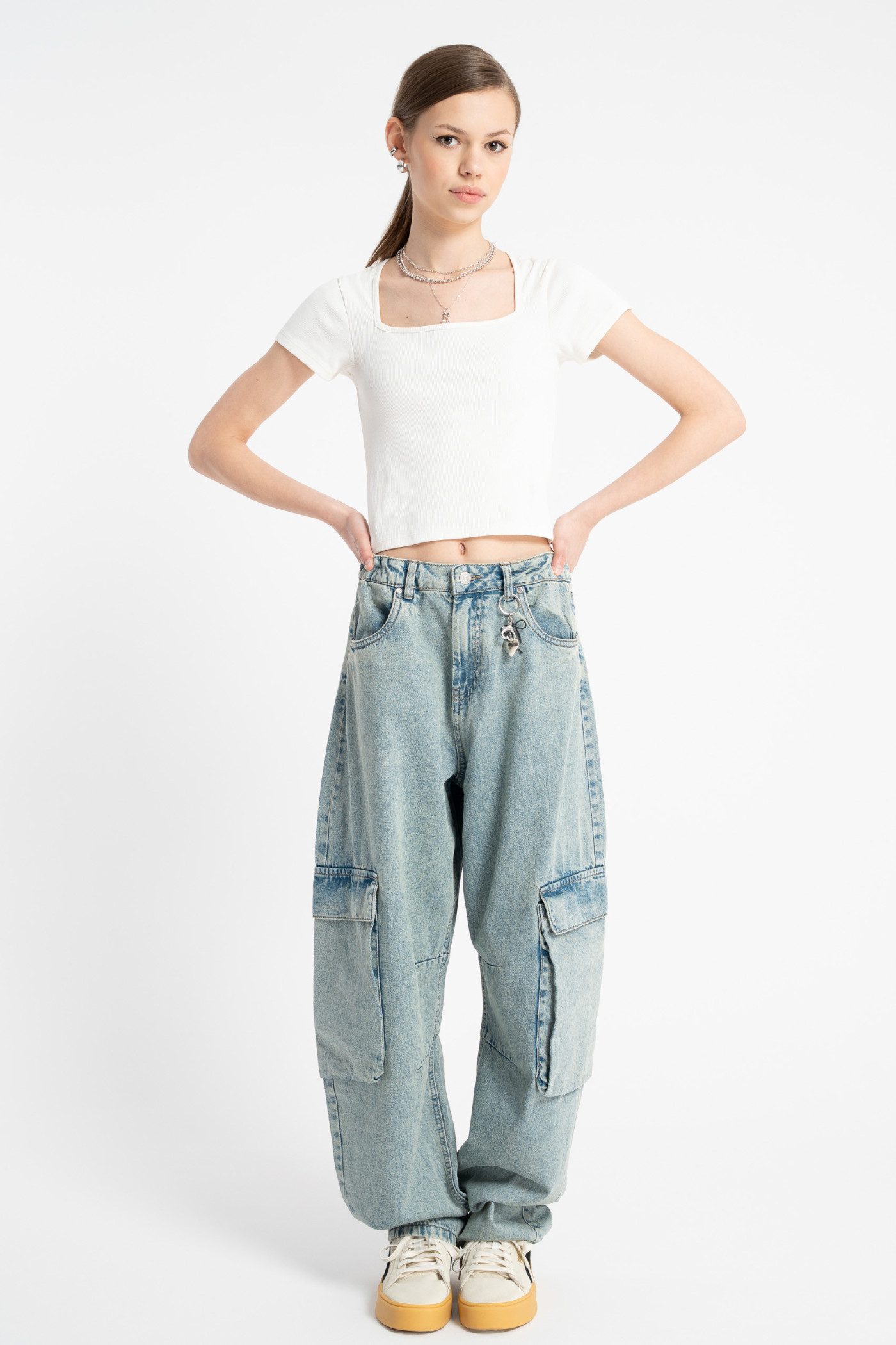 Niebieskie spodnie jeansowe typu CARGO z przestrzennymi kieszeniami Niebieskie spodnie jeansowe typu CARGO z przestrzennymi kieszeniami