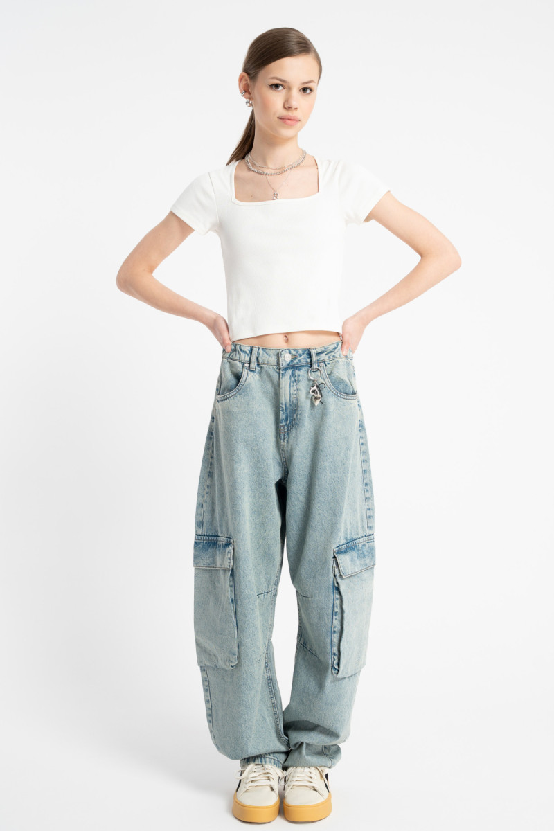 Niebieskie spodnie jeansowe typu CARGO z przestrzennymi kieszeniami Niebieskie spodnie jeansowe typu CARGO z przestrzennymi kieszeniami