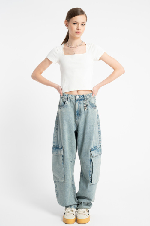 Niebieskie spodnie jeansowe typu CARGO z przestrzennymi kieszeniami