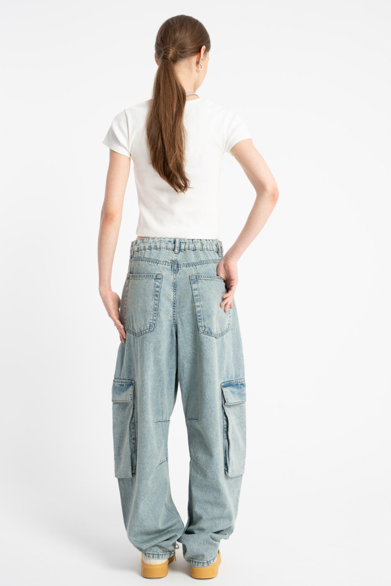 Niebieskie spodnie jeansowe typu CARGO z przestrzennymi kieszeniami Niebieskie spodnie jeansowe typu CARGO z przestrzennymi kieszeniami