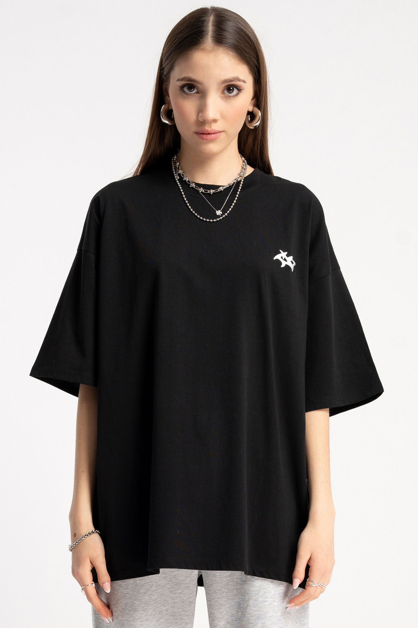 Czarny t-shirt z minimalistycznym nadrukiem z przodu