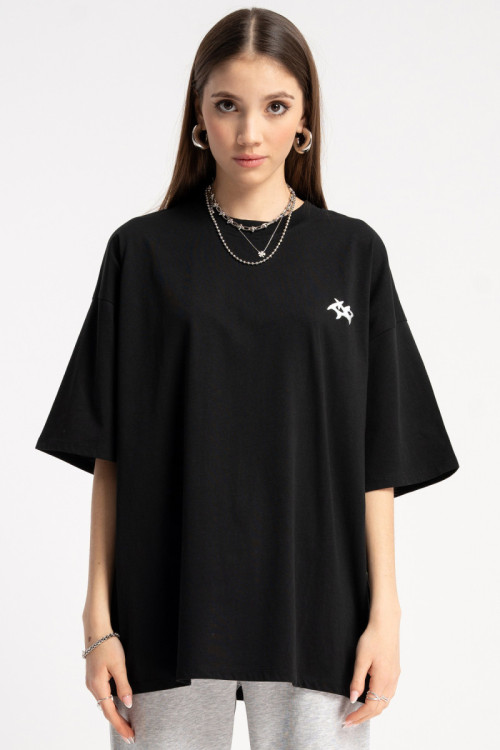 Czarny t-shirt z minimalistycznym nadrukiem z przodu