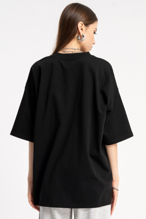 Czarny t-shirt z minimalistycznym nadrukiem z przodu