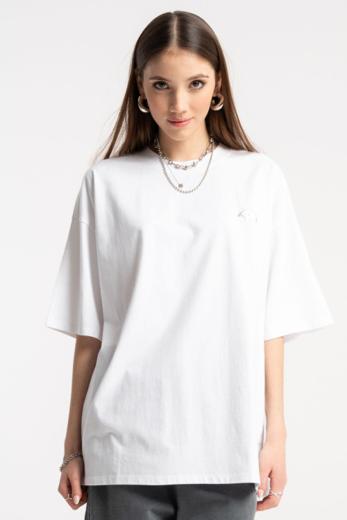 Biały t-shirt z minimalistycznym nadrukiem z przodu