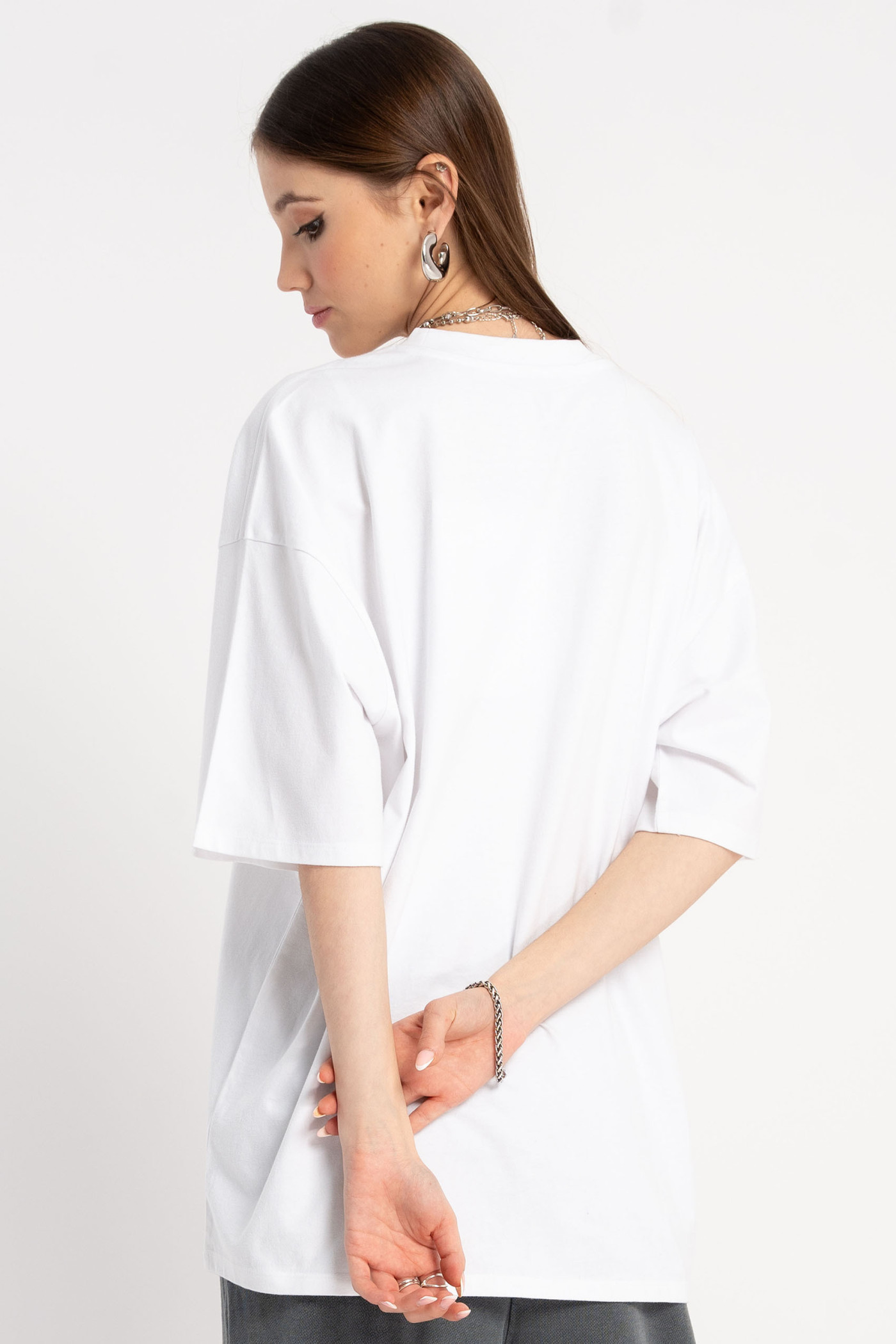 Biały t-shirt z minimalistycznym nadrukiem z przodu