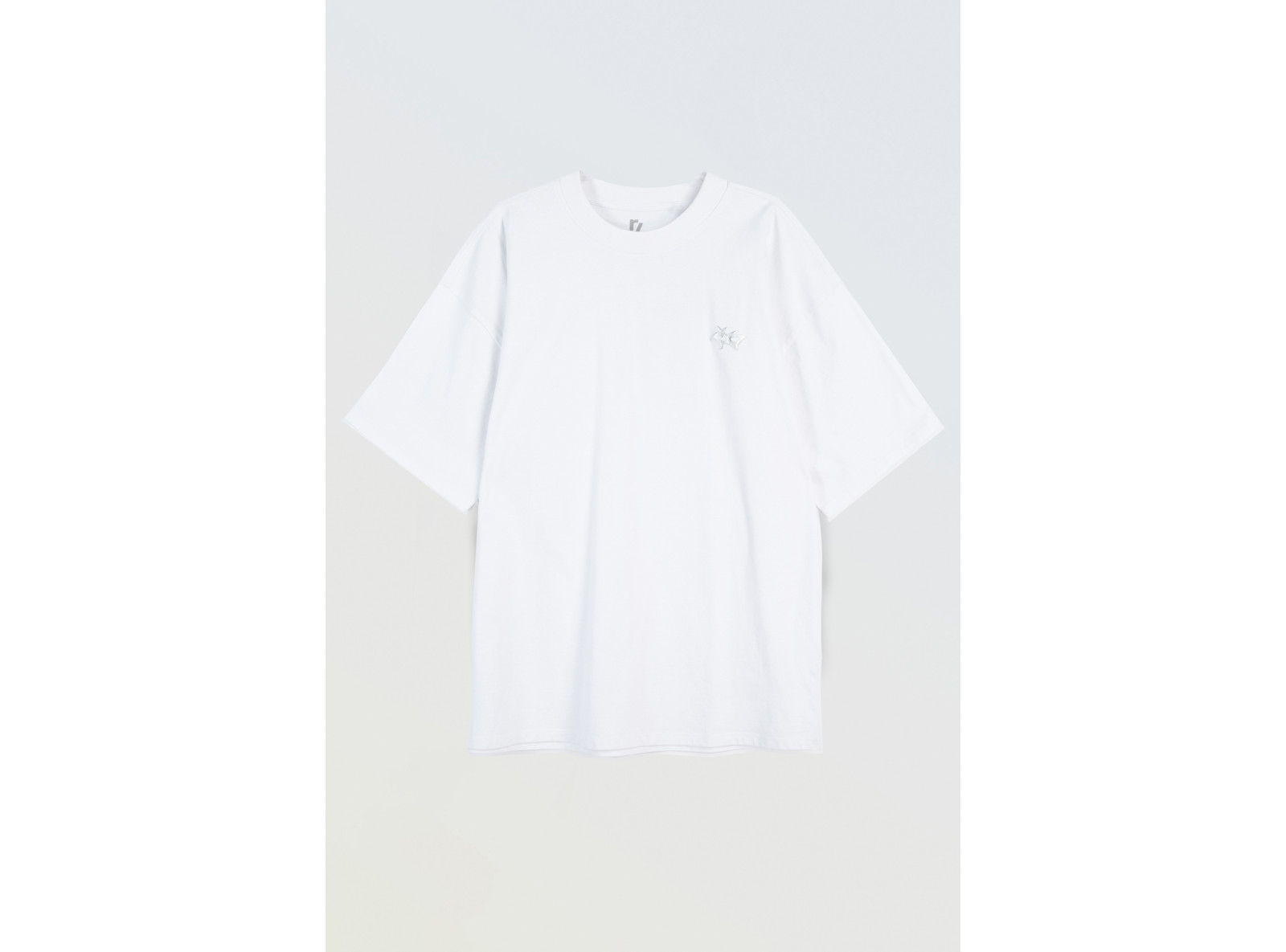 Biały t-shirt z minimalistycznym nadrukiem z przodu