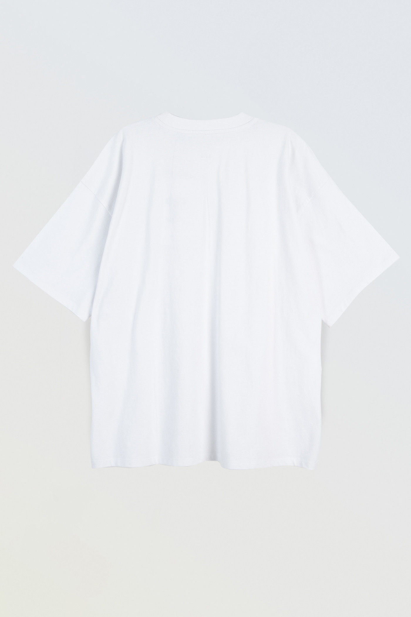 Biały t-shirt z minimalistycznym nadrukiem z przodu