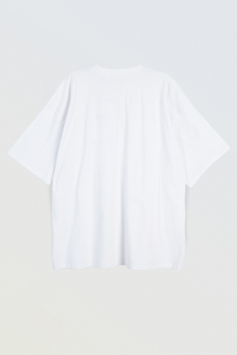 Biały t-shirt z minimalistycznym nadrukiem z przodu