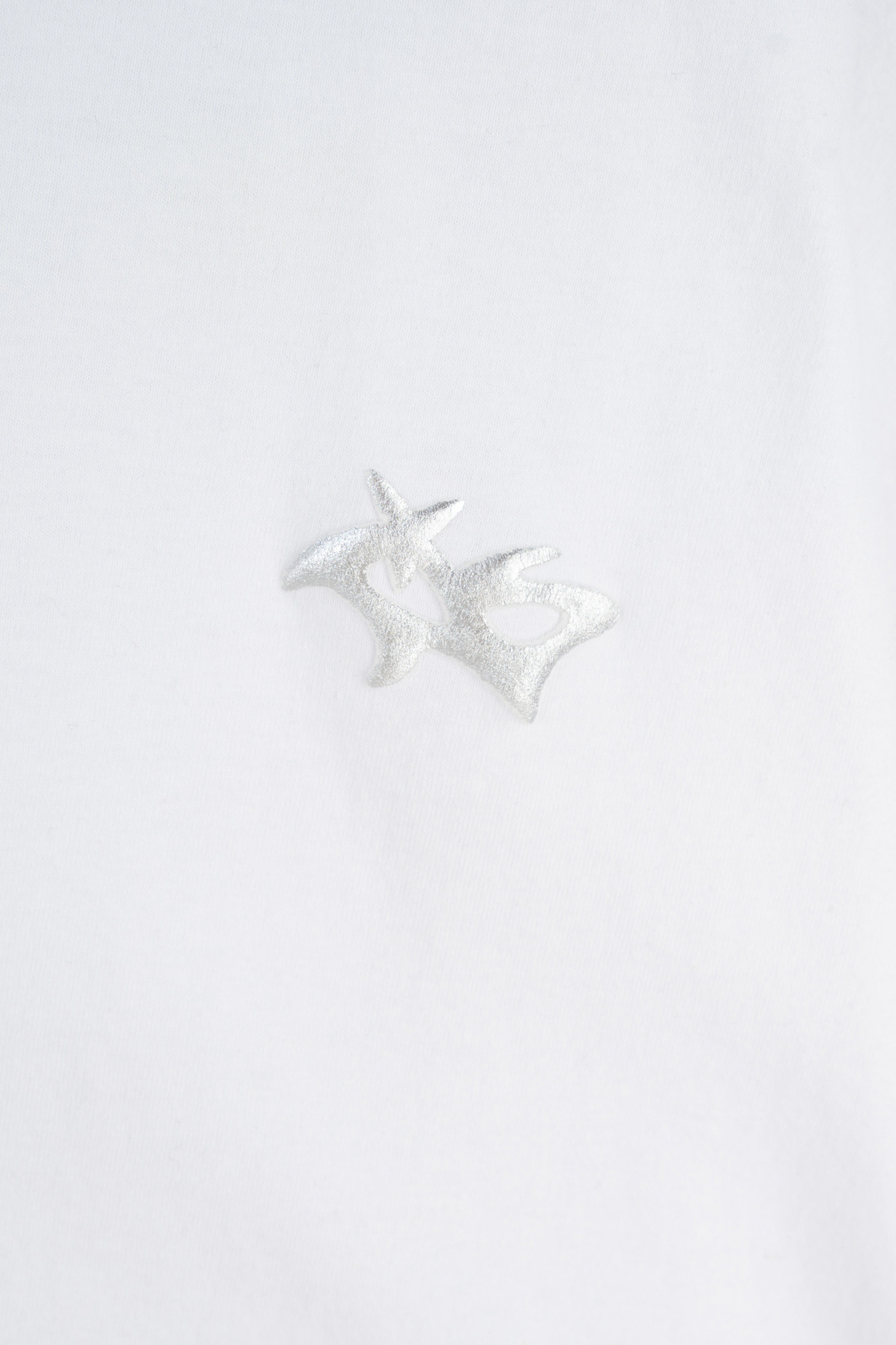Biały t-shirt z minimalistycznym nadrukiem z przodu