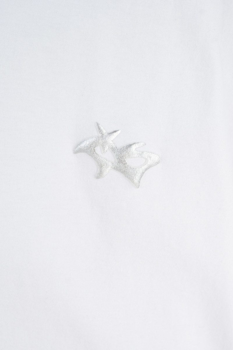 Biały t-shirt z minimalistycznym nadrukiem z przodu