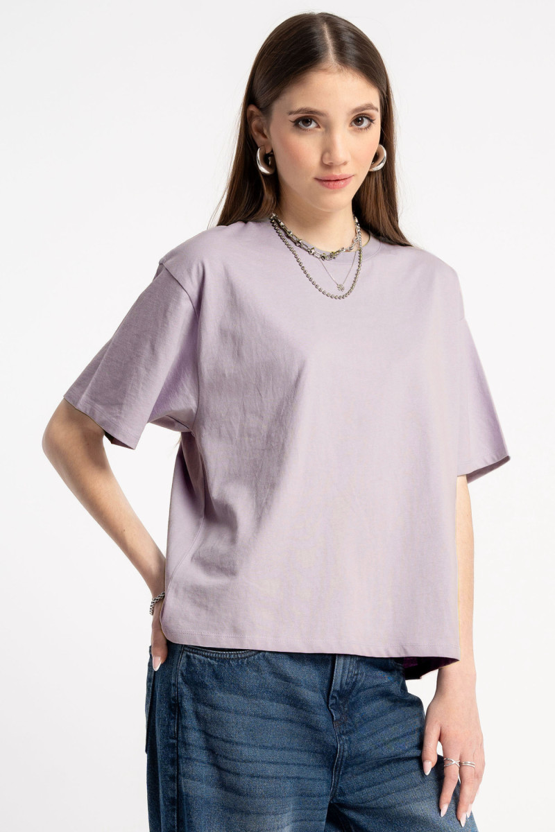 Fioletowy t-shirt z autorską grafiką z tyłu