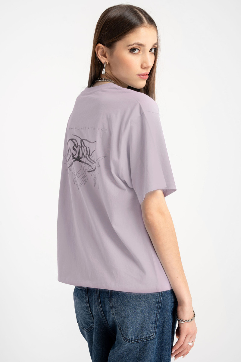 Fioletowy t-shirt z autorską grafiką z tyłu