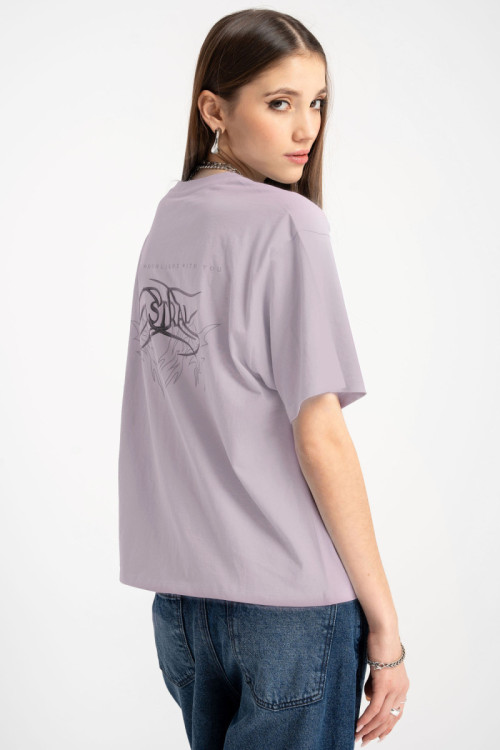 Fioletowy t-shirt z autorską grafiką z tyłu