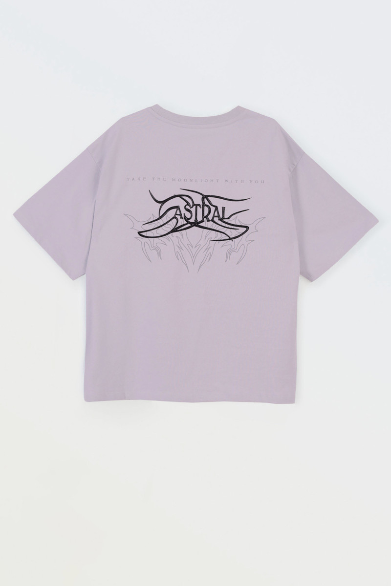 Fioletowy t-shirt z autorską grafiką z tyłu