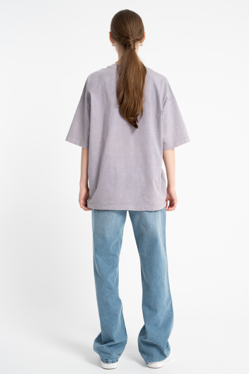 Fioletowy t-shirt z minimalistyczną grafiką z przodu