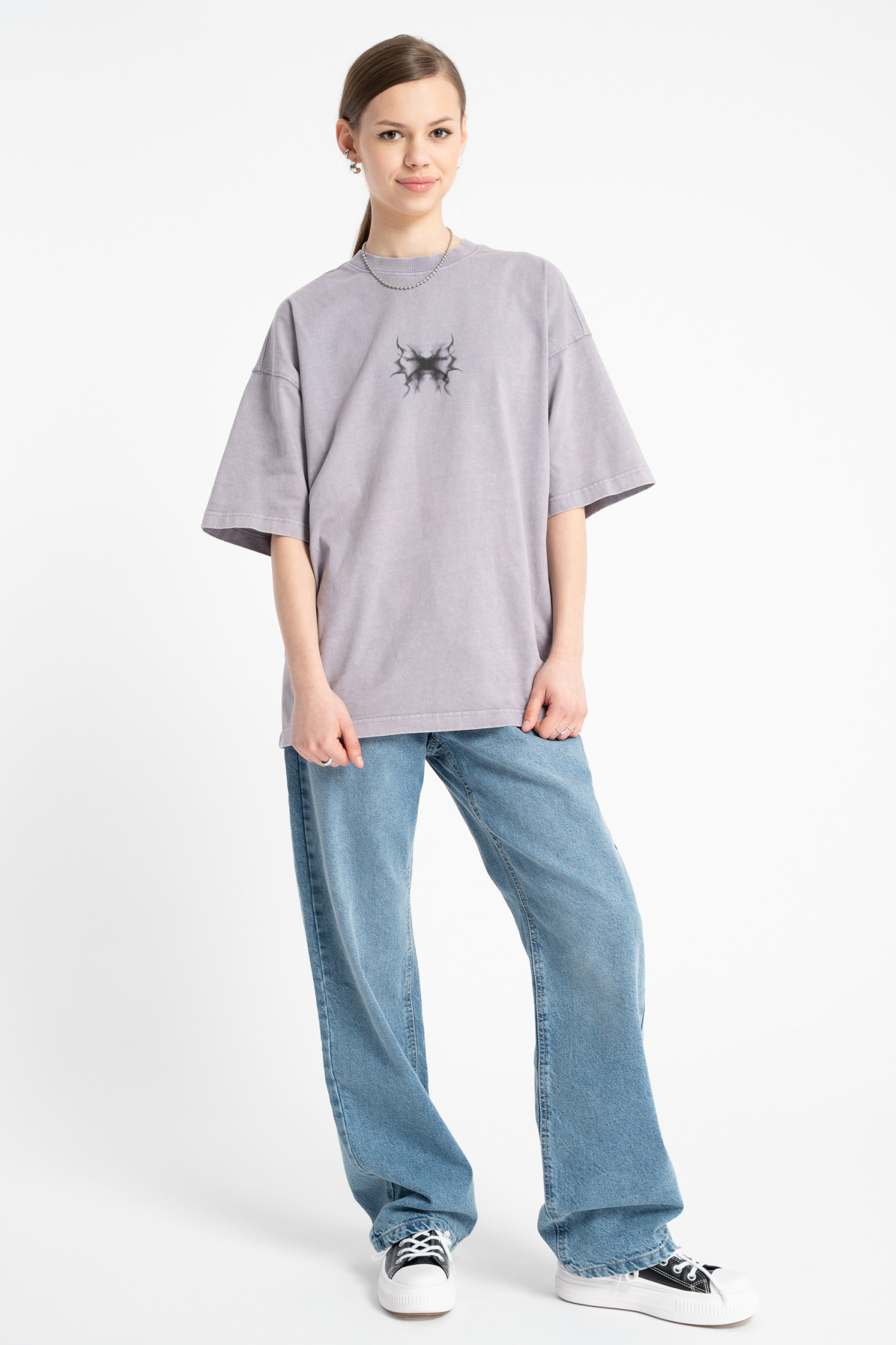 Fioletowy t-shirt z minimalistyczną grafiką z przodu