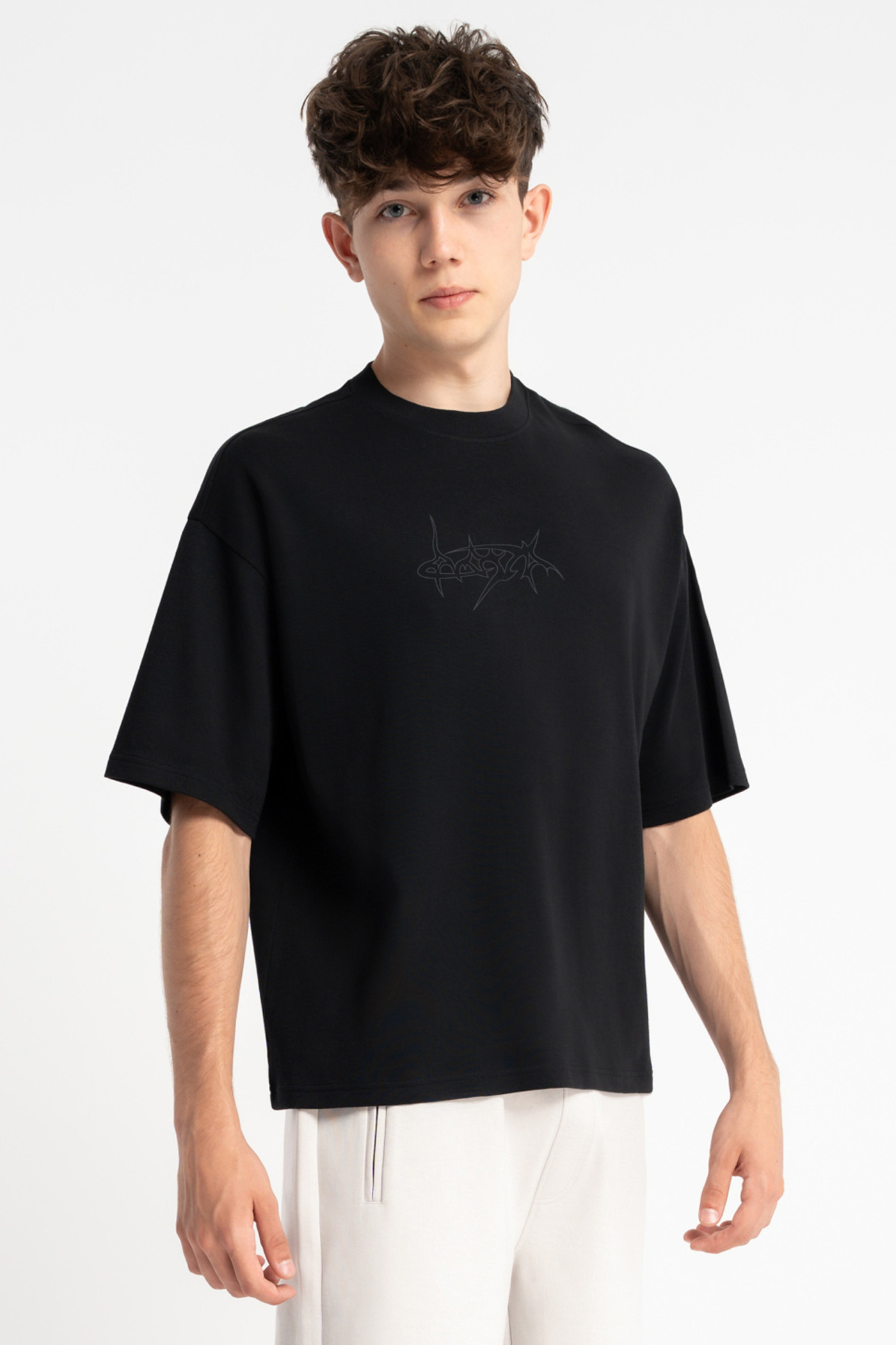 Ciemnoszary t-shirt z autorską grafiką z przodu