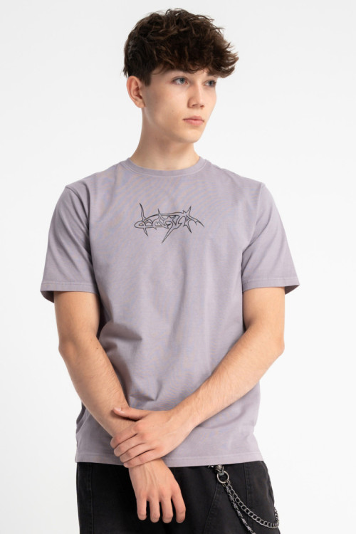 Jasnofioletowy t-shirt z autorską grafiką z przodu